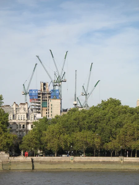 Mehrere Kräne auf einer Baustelle — Stockfoto