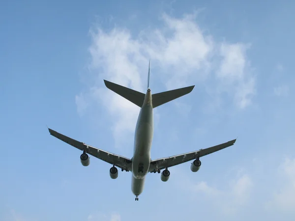 Flygplan overhead — Stockfoto