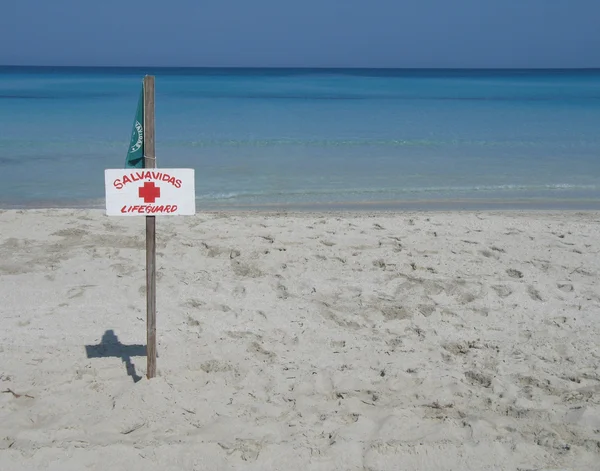 Rettungsschwimmer-Schild am Tropenstrand — Stockfoto