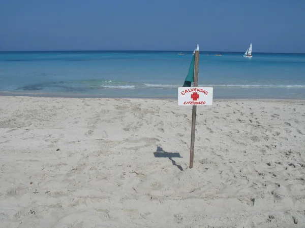 Rettungsschwimmer-Schild am Tropenstrand — Stockfoto