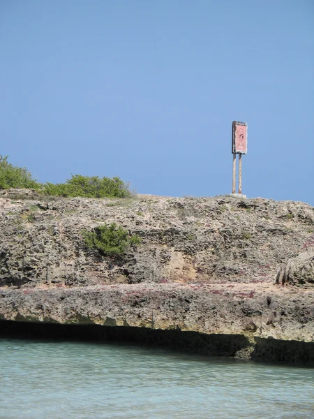 Rotsachtige Oceaan Cliff rand — Stockfoto
