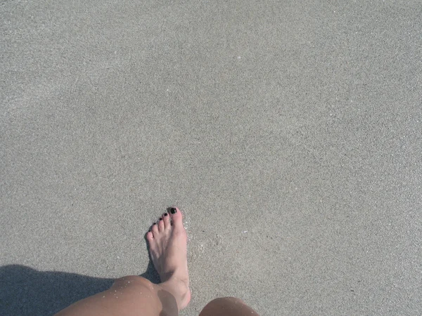 Kobieta na plaży stopy — Zdjęcie stockowe