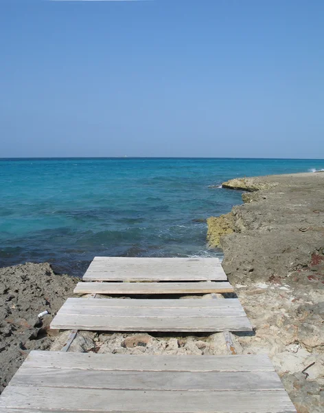 Spacer po plaży deski drewno — Zdjęcie stockowe