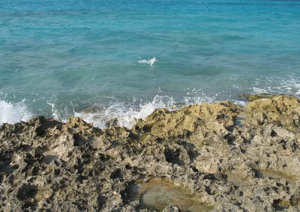 Bordo della scogliera rocciosa oceano — Foto Stock