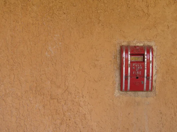Alarm pożarowy na złoto ściana — Zdjęcie stockowe
