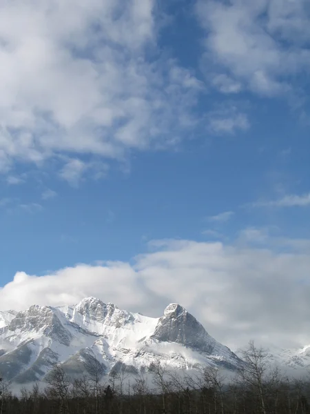 Chaîne de montagnes enneigée — Photo