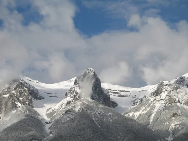 Chaîne de montagnes enneigée — Photo