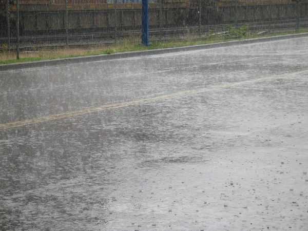 Lluvia abajo Vierta en la calle — Foto de Stock