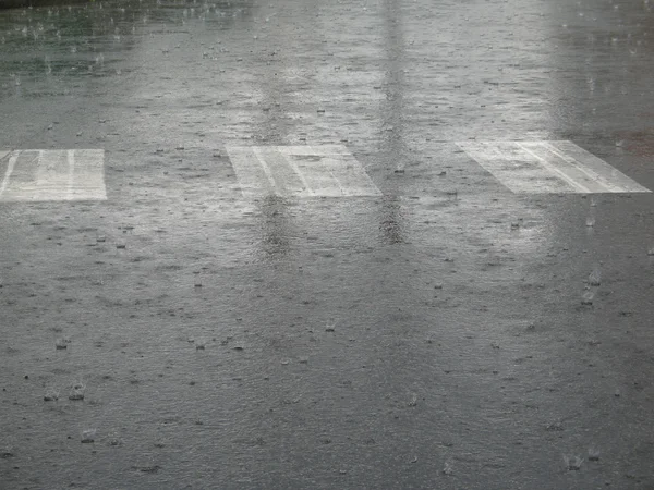 Deštivé přechod pro chodce — Stock fotografie