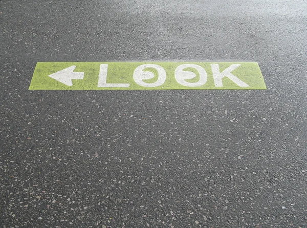 Guarda il cartello stradale sinistro — Foto Stock