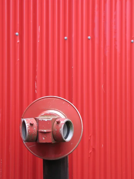 Hidro abertura de tubulação parede vermelha — Fotografia de Stock
