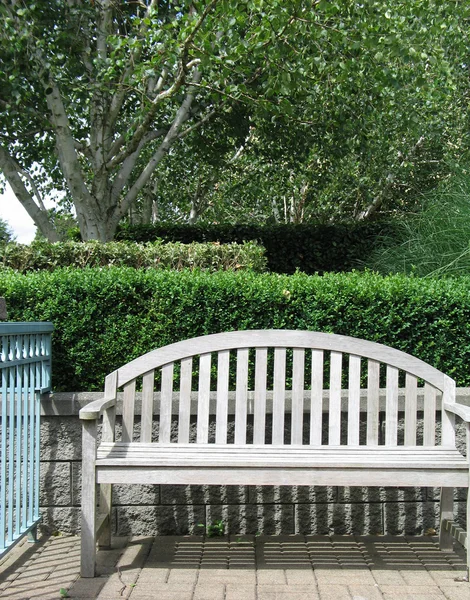 Urban Park Bench — Stock Photo, Image