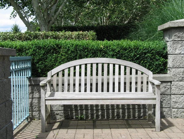 Urban Park Bench — Stock Photo, Image