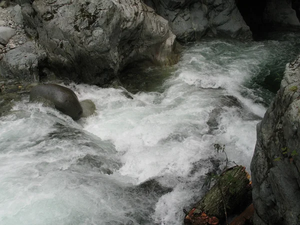 Agua corriente del río — Foto de Stock