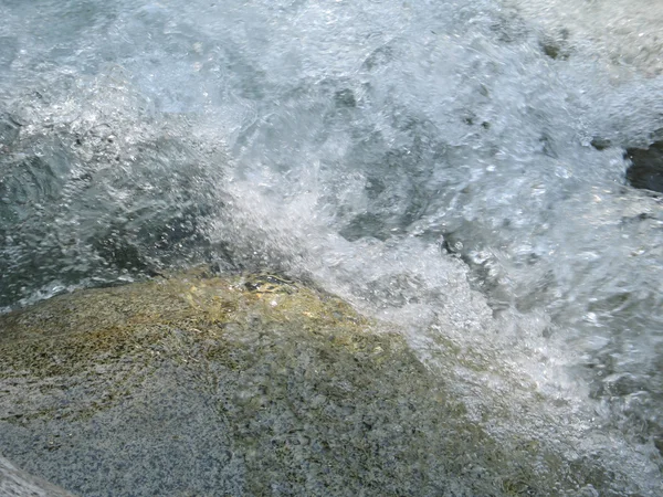 Agua corriente del río — Foto de Stock