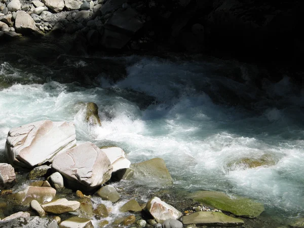 Agua corriente del río — Foto de Stock