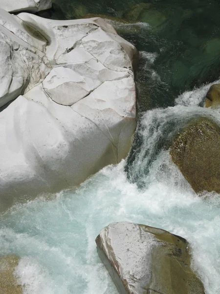 Agua corriente del río — Foto de Stock