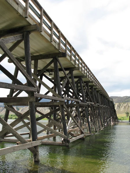Drewniany most nad wodą — Zdjęcie stockowe