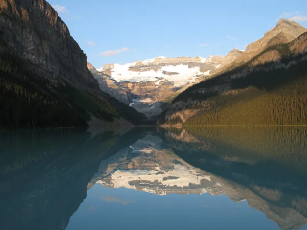 Reflexões de montanha em Calm Lake — Fotografia de Stock