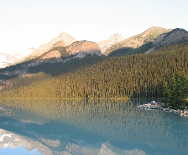 Reflexões de montanha em um lago deslumbrante — Fotografia de Stock