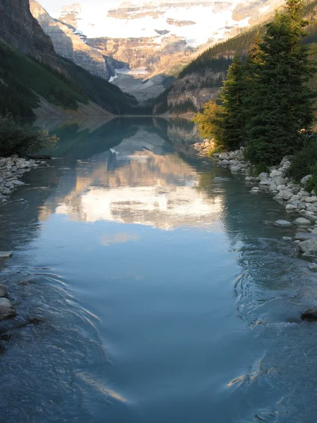 Reflexões de montanha em um lago deslumbrante — Fotografia de Stock