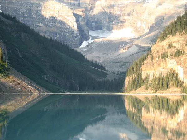 Reflexões de montanha em um lago deslumbrante — Fotografia de Stock