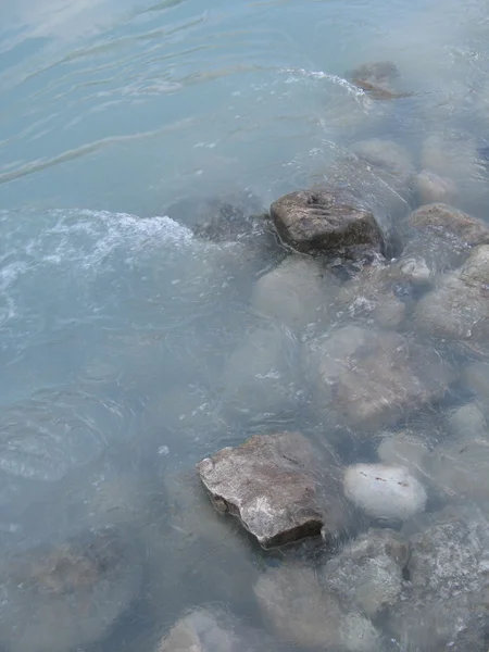 勢いよく流れる川の水 — ストック写真