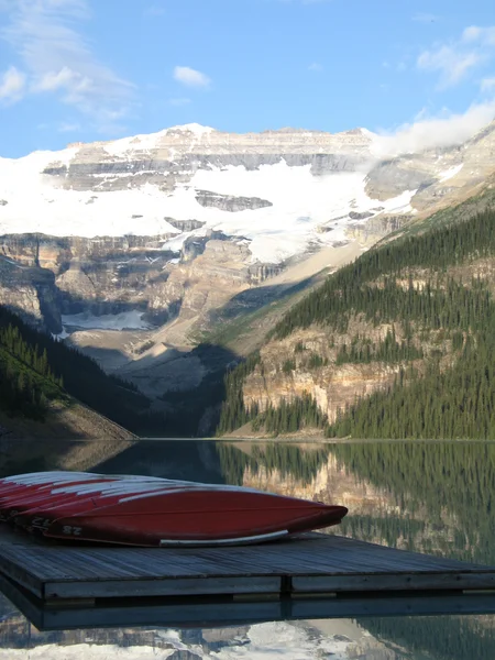 Canoas junto al lago rojo — Foto de Stock