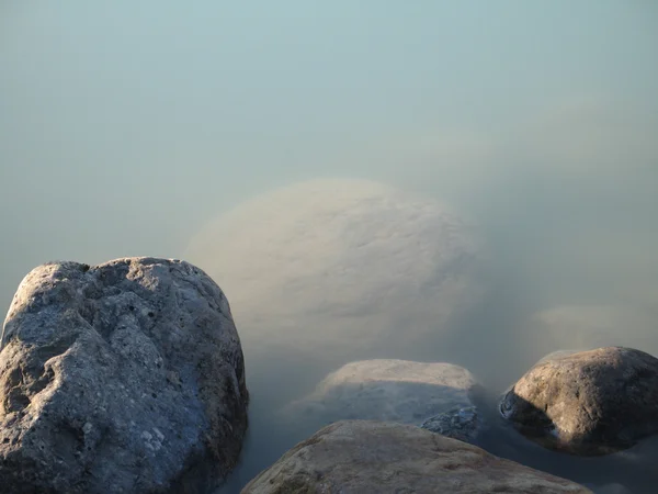 Lac calme et pierres — Photo