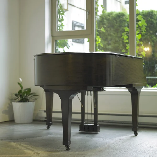 Brown piano — Stock Photo, Image