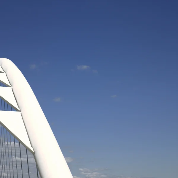 Ponte bianco moderno — Foto Stock