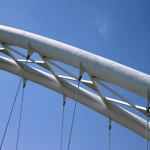 Moderne weiße Brücke — Stockfoto