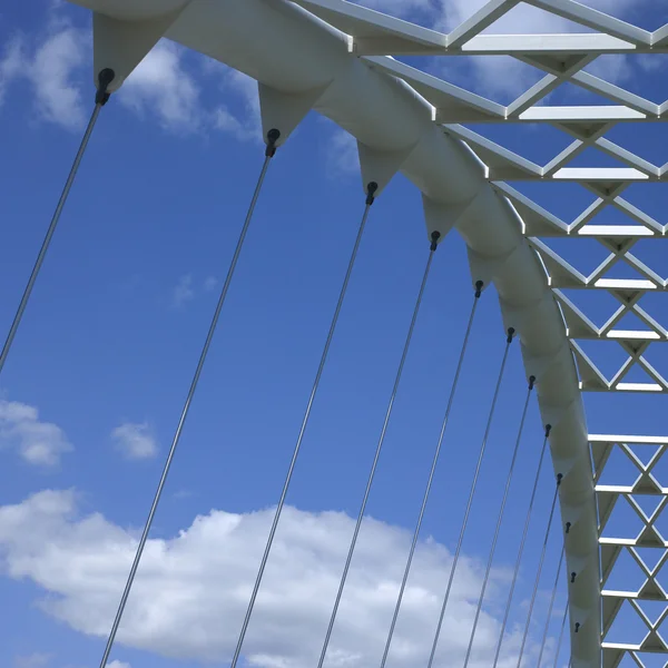 Moderne weiße Brücke — Stockfoto