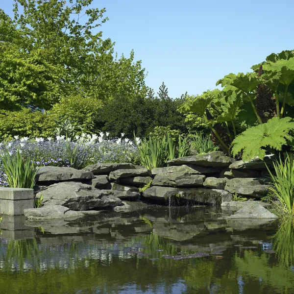 Fontaine dans un jardin — Photo