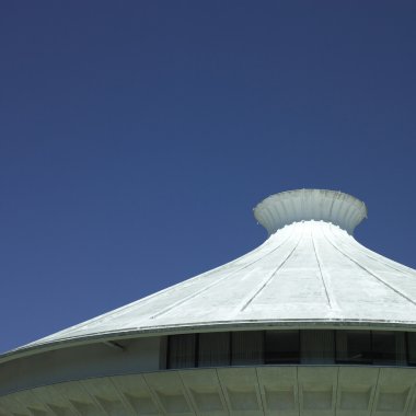 Beyaz çimento binanın üst