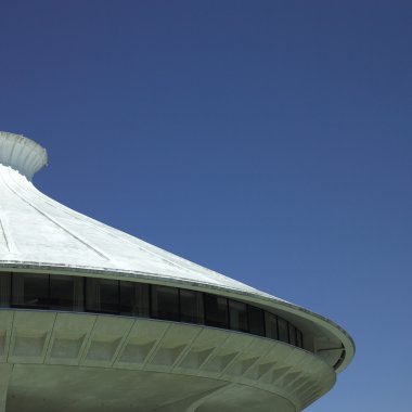 Beyaz çimento binanın üst