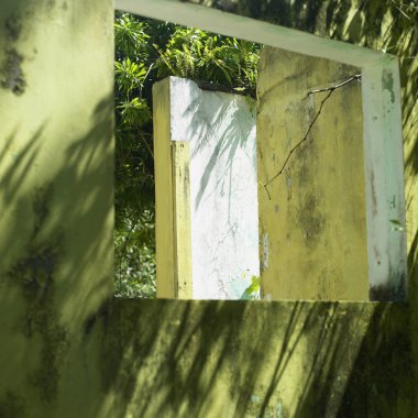 Eski sarı beton duvar