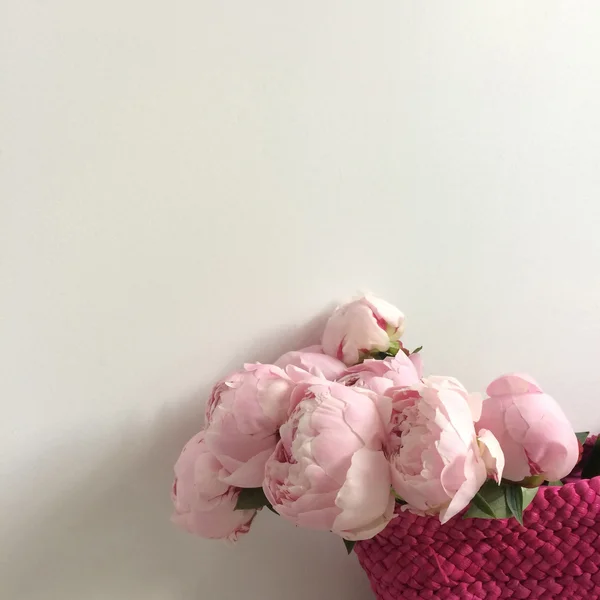 Bir torbaya peonies buket