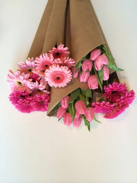 Buquês de flores embrulhadas — Fotografia de Stock