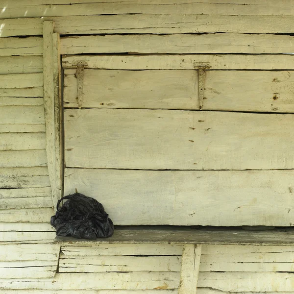 Sac poubelle sur le rebord d'un vieux bâtiment — Photo