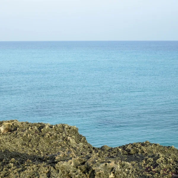 Скала океана — стоковое фото