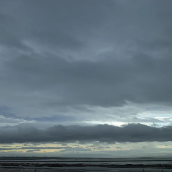 Штормовое океанское небо — стоковое фото