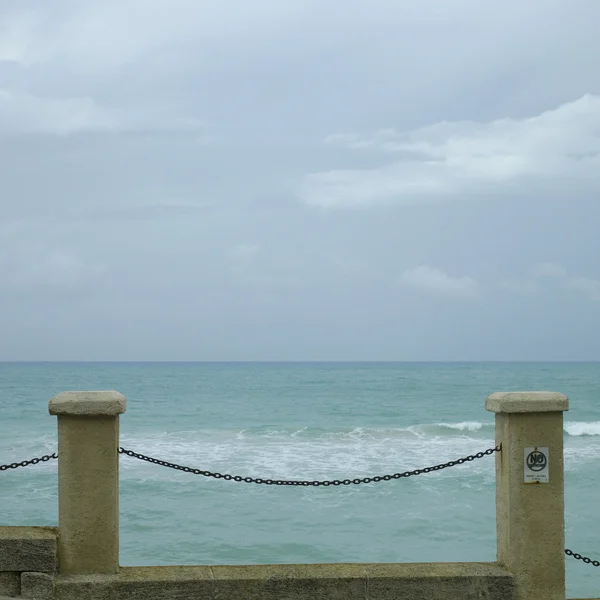 海の側のフェンス — ストック写真