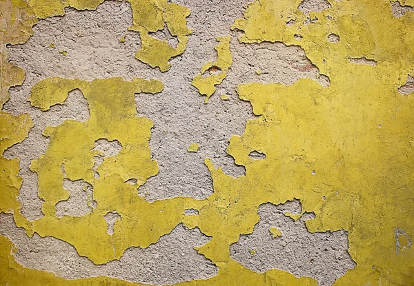 Eski sarı alçı duvarın dokusu. Kirli sarı boyalı sıkıntılı gri beton duvar. Grunge sarı sıva duvar arkaplanı.