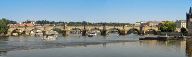 PRAG, CZECH REPUBLIC - HAZİRAN 2018: Prag 'ın merkezinden geçen Vltava Nehri üzerindeki Charles Köprüsü' nün panoramik manzarası