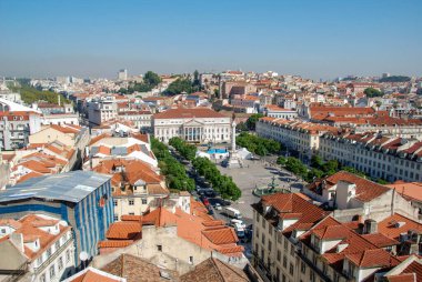 Lizbon, Portekiz - Eylül 2011: Pedro Meydanı 'nın manzarası ve Santa Justa asansörünün tepesinden Ulusal Theartre