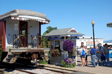 Weirs Beach, Winnipesaukee Gölü, New Hampshire - Ağustos 2008: Winnipesaukee Manzaralı Demiryolu 'ndaki bir trenin sonunda kondüktörün arabası ve bilet gişesi