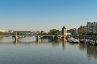 PRAG, CZECH Cumhuriyet - Ağustos 2018: Vltava Nehri 'nin manzarası ve Prag' ın merkezindeki Jiraskuv Köprüsü.