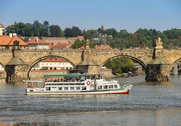 Prag Çek Cumhuriyeti Ağustos 2018 Prag Şehir Merkezinden Geçen Vltava — Stok fotoğraf