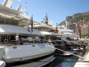 Monako, Avrupa - Ağustos 2013: Lüks motorlu yatlar marinaya demirledi